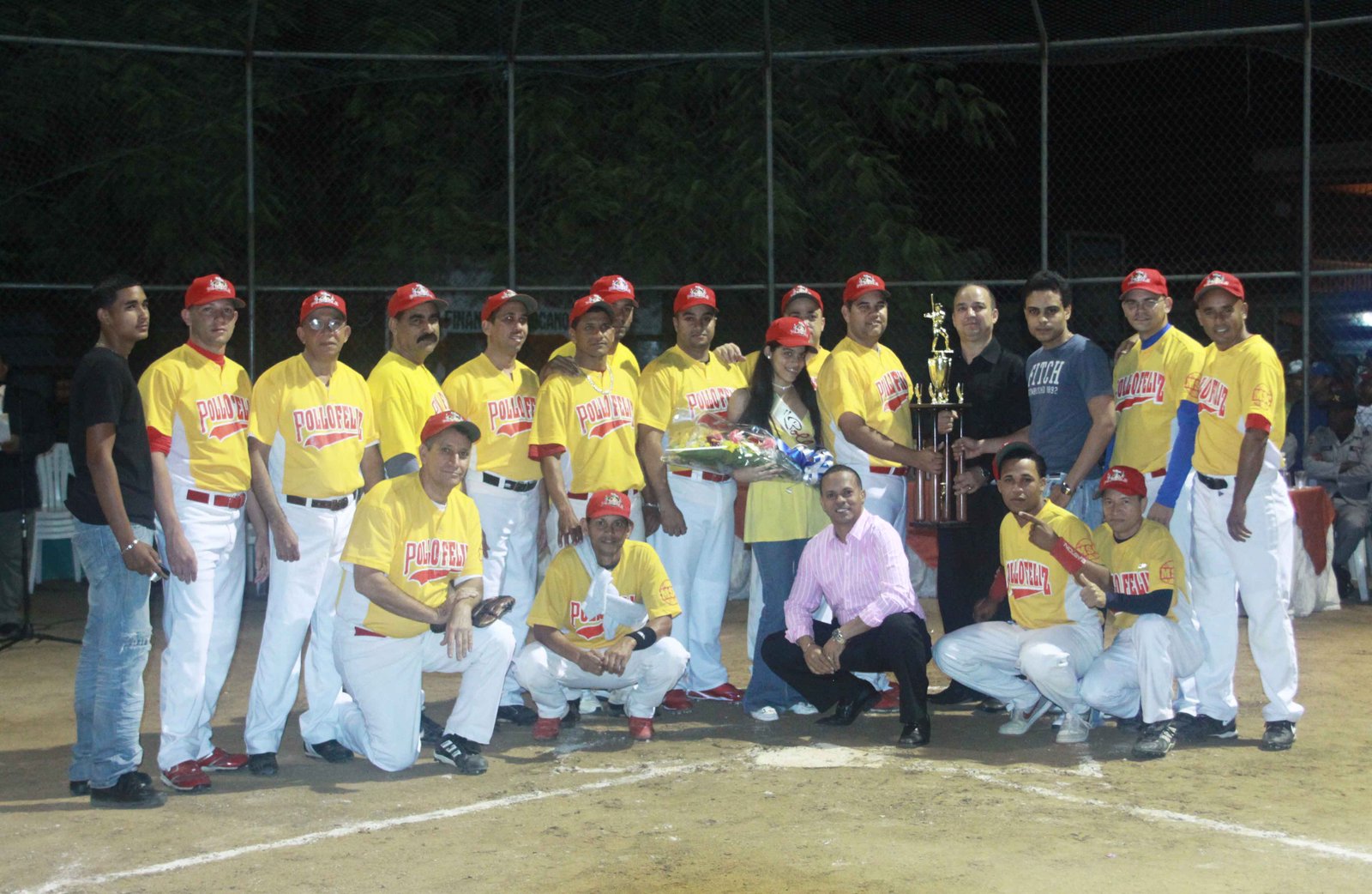 Equipo de Pollo Feliz Campeón de la pasada justa en la categoría (D) del Moca Softball Club 